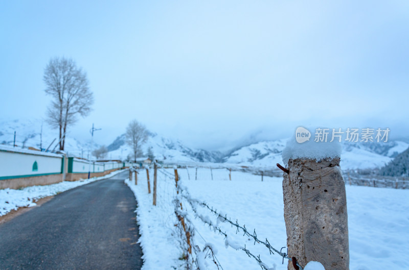 青海海北藏族自治州祁连卓尔山乡村公路雪景