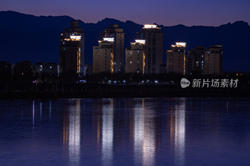 依山傍水的城市建筑夜景