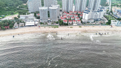 航拍海浪拍打沙滩沙滩游泳游客