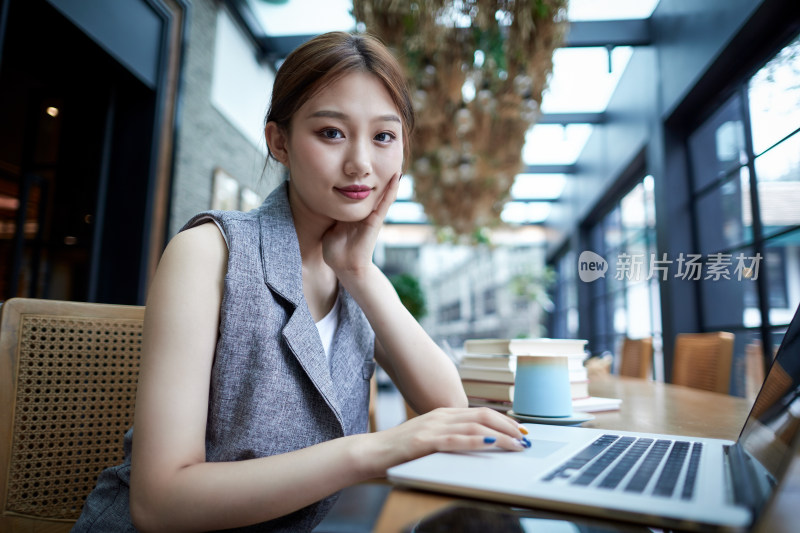 在室内使用电脑办公的亚洲白领女性