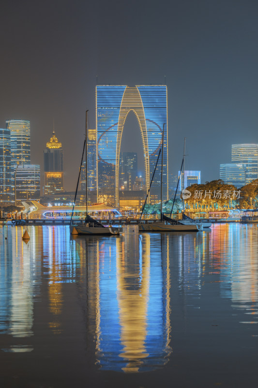 苏州金鸡湖景区-东方之门夜景