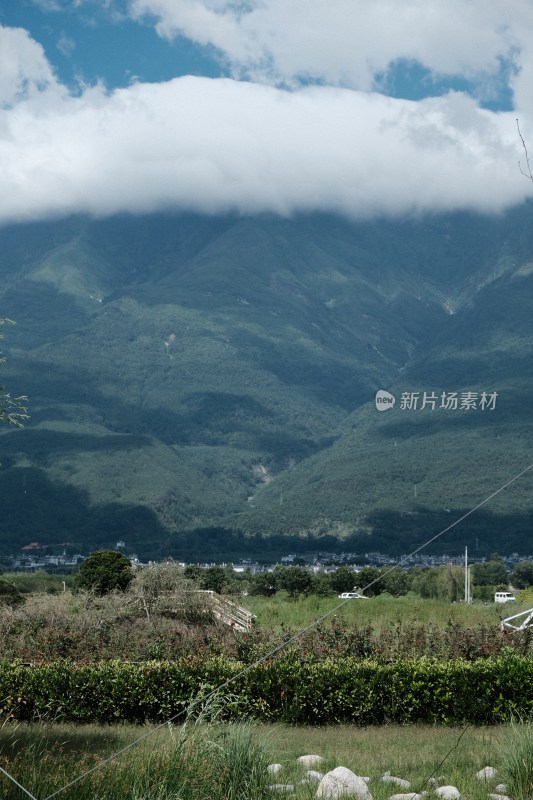 云雾缭绕的青山自然风光全景