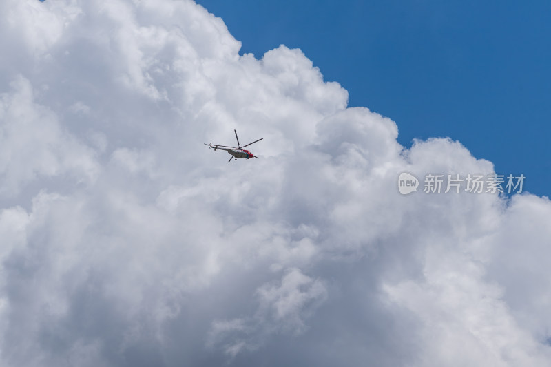 蓝天白云背景下的红色直升机