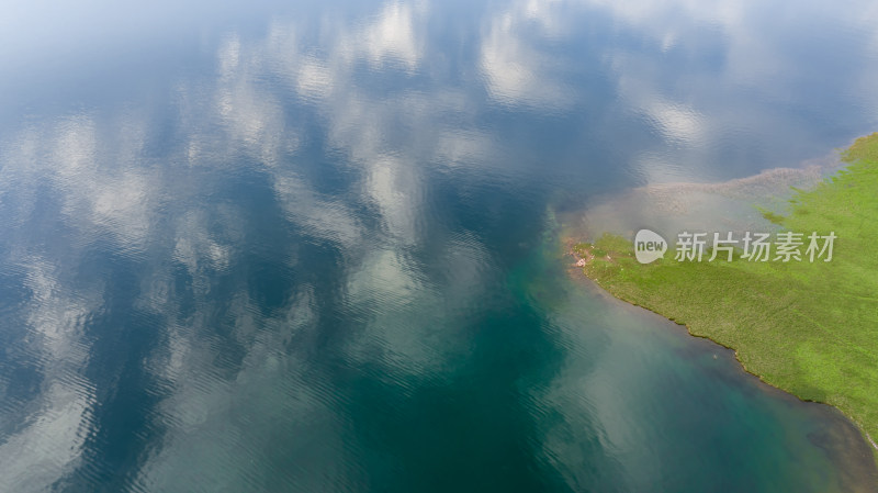 湖泊河流水面倒影绿洲天空云朵自然风景背景