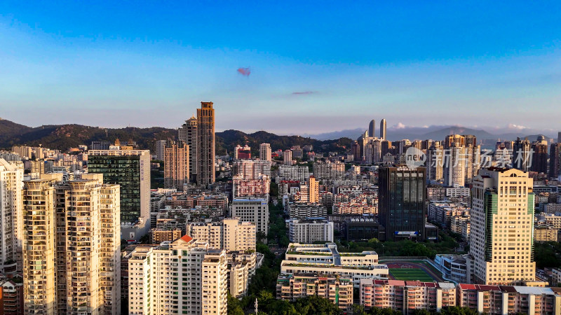 夕阳下福建厦门城市风光航拍图