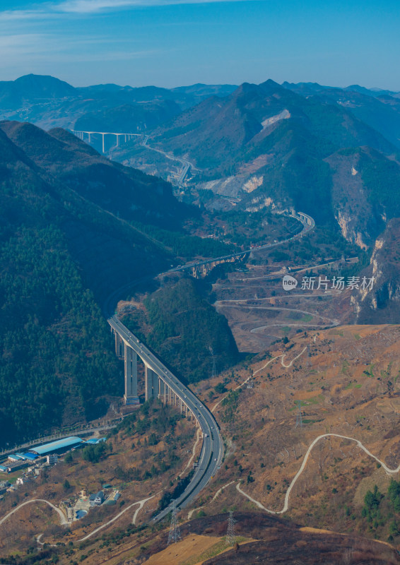 山间城镇全景，高架公路贯穿其中