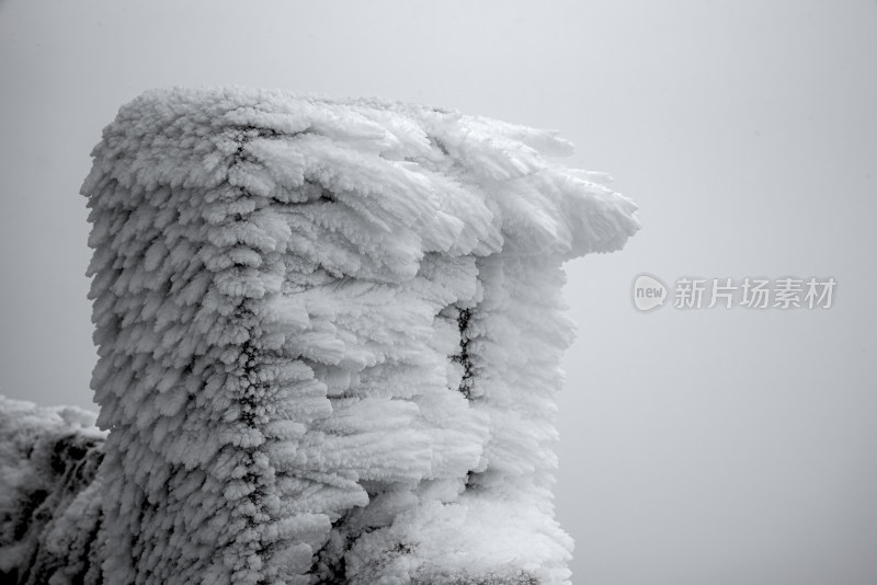 寒冷冬天大雪凝结的栏杆