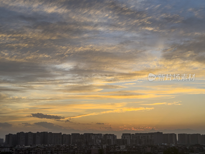 日落时戏剧性的天空景色