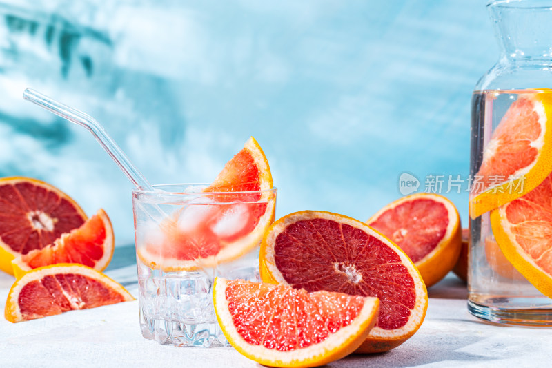 西柚饮品与切片西柚静物图