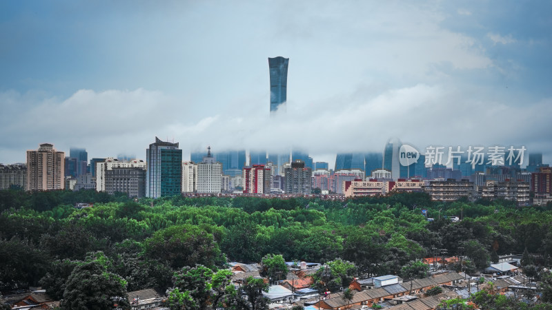 北京国贸云雾缭绕中的城市高楼景观