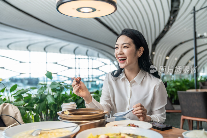 商务女士用餐