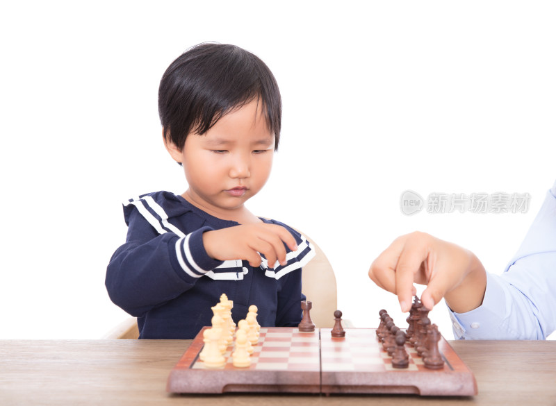 中国儿童在老师的辅导下学习国际象棋