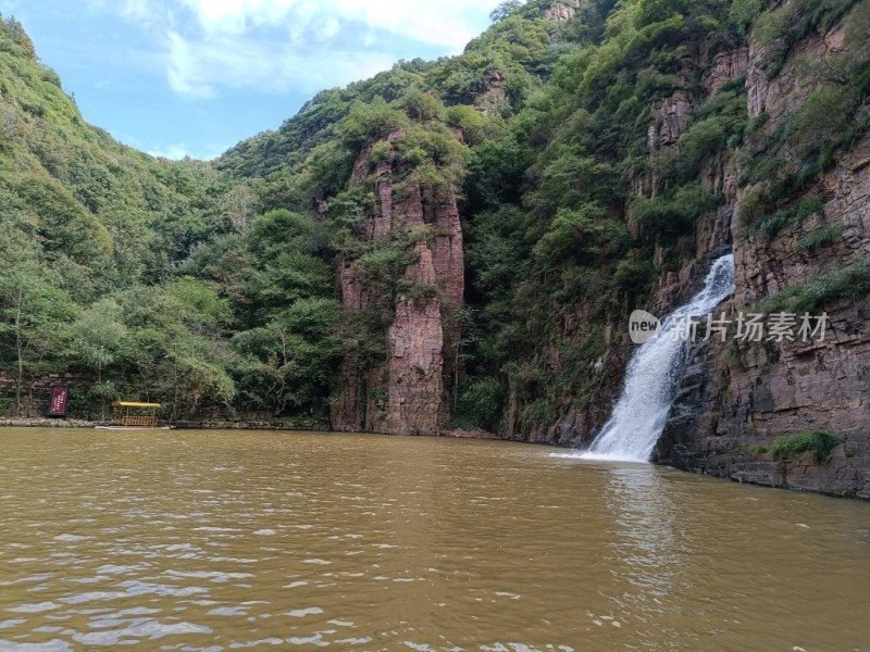 山间瀑布与水域自然景观