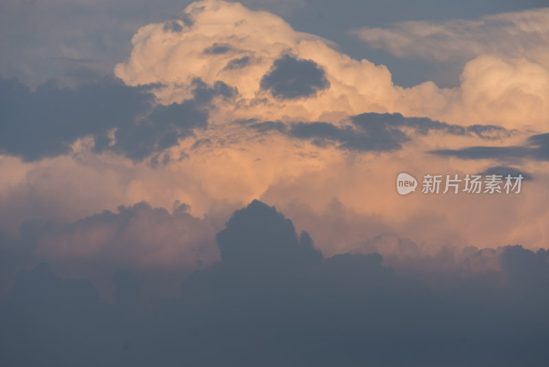 壮观天空中层次丰富的积雨云