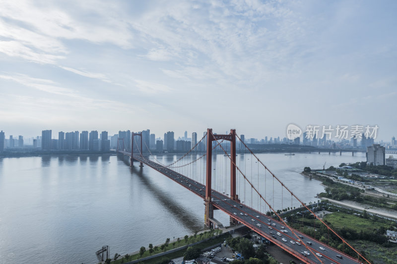 城市中横跨河流的红色大桥全景