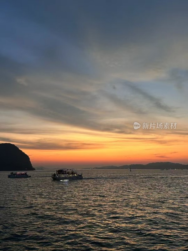 海上日落时分船只航行景象