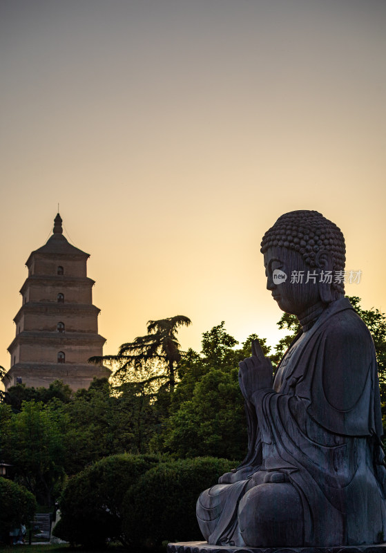 黄昏夕阳中的西安大雁塔与释迦牟尼佛像