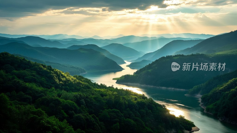 青山环绕的碧绿湖泊景观