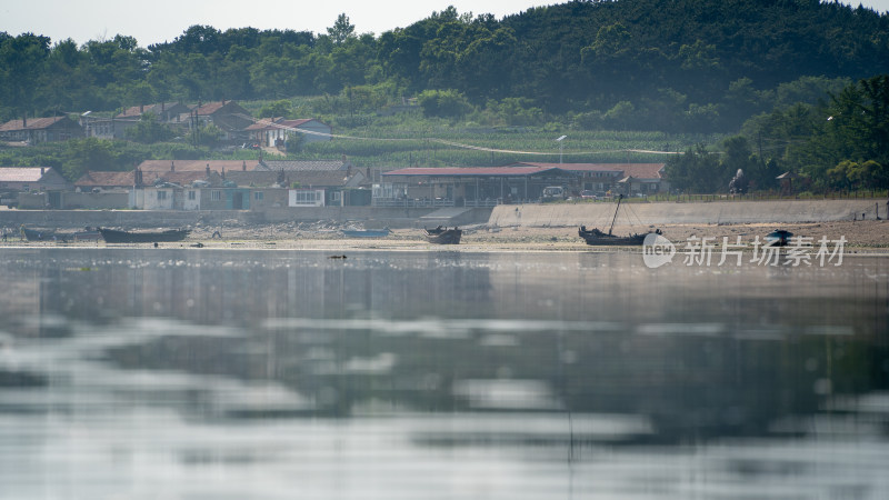 海边渔村渔船