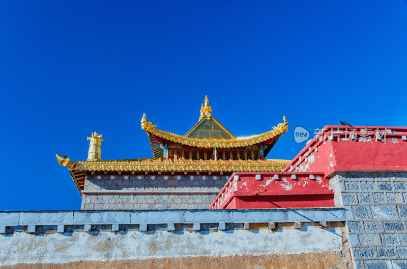 云南迪庆香格里拉山顶百鸡寺古建筑