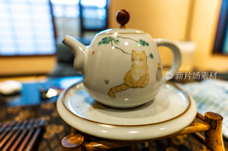 猫图案茶壶特写