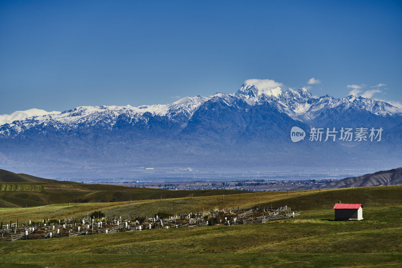 航拍天山博格达峰