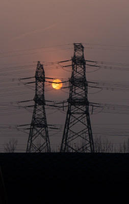 沙尘暴夕阳落日输电塔城市扬沙天气环境污染