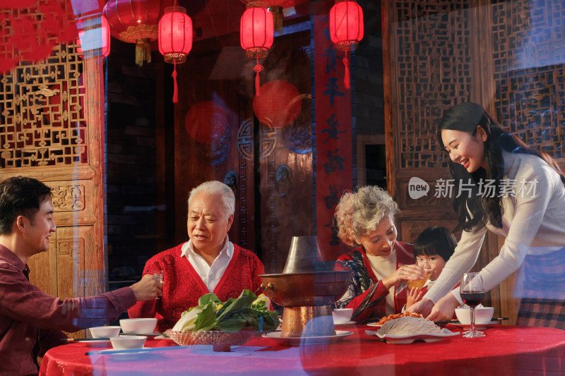 幸福东方家庭过年聚餐