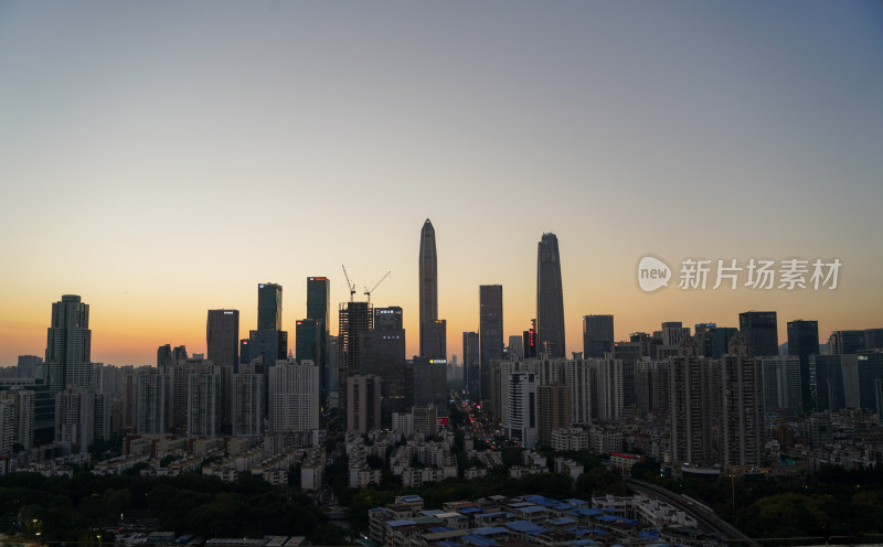 城市夜景鸟瞰，高楼林立灯火辉煌的景象