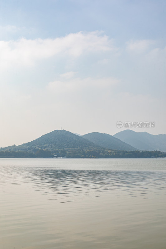 徐州平静湖水与远处山峦景观