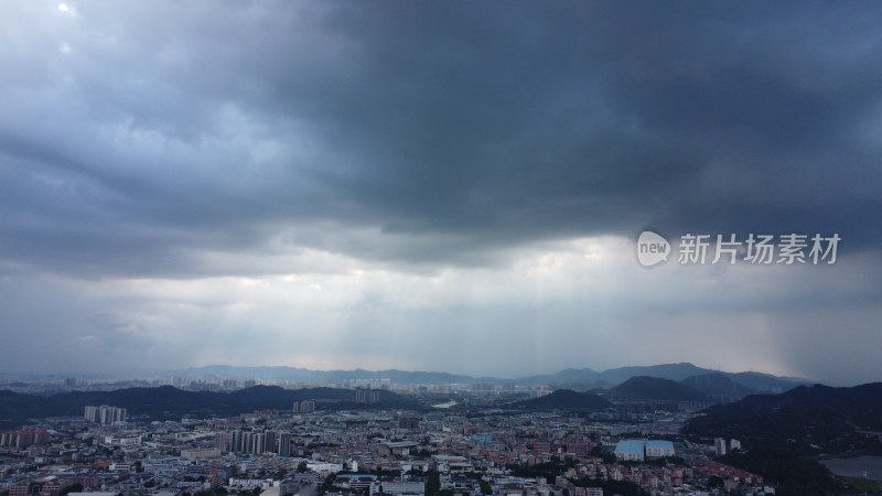 广东东莞：天空中透出光柱照耀大地