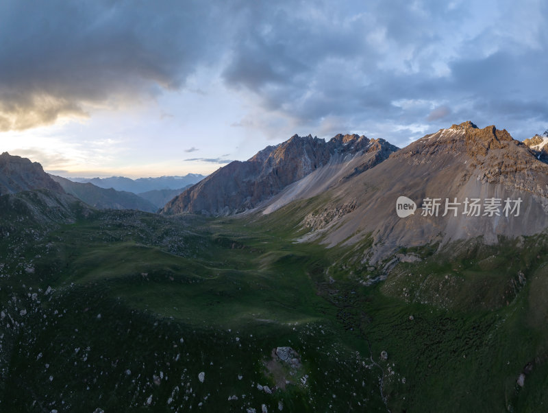 新疆北疆夏季乌孙古道天堂湖徒步高空航拍