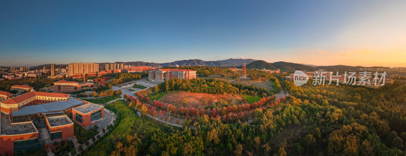 云南大学校园全景图，周边有山和多彩植被