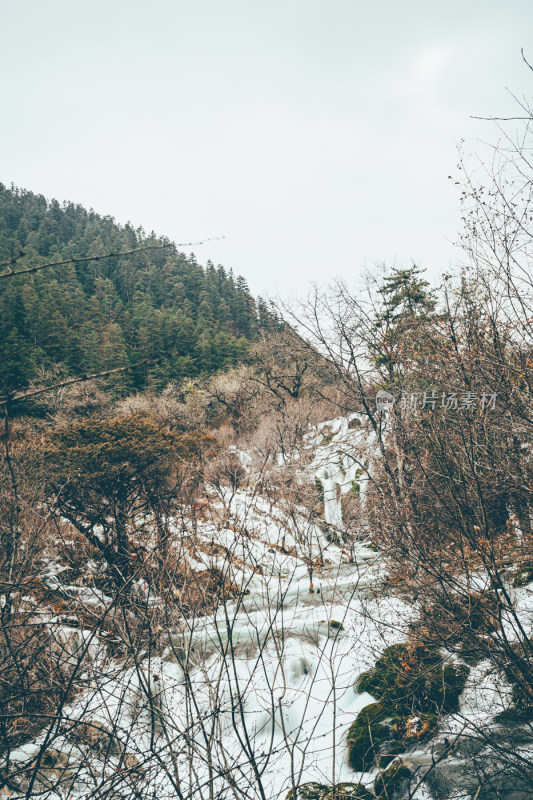 川西九寨沟冬季雪山碧蓝海子唯美