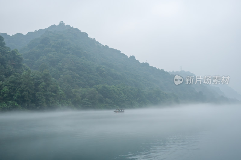 湖南郴州小东江晨雾小船薄雾笼罩下宁静之美