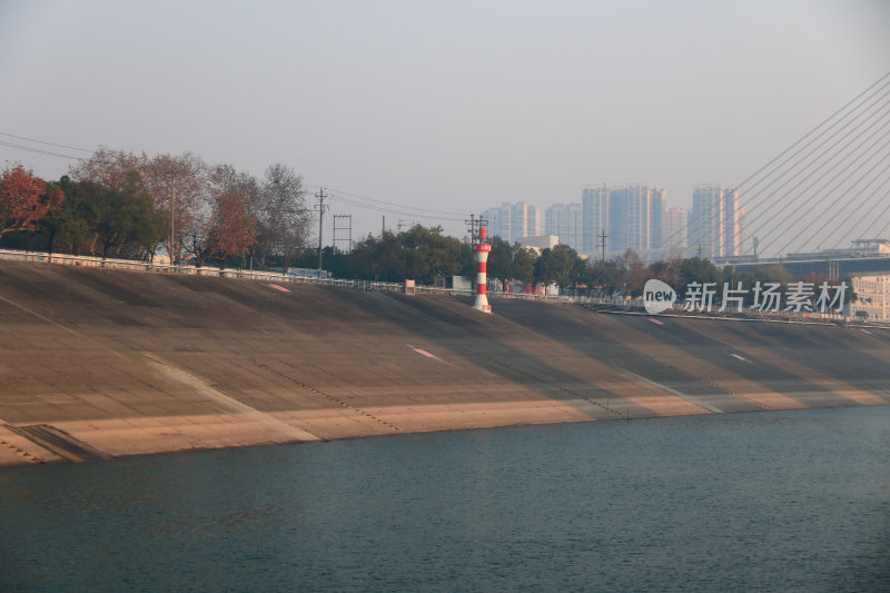 宜昌葛洲坝标志性三峡水道长江与三江交汇处