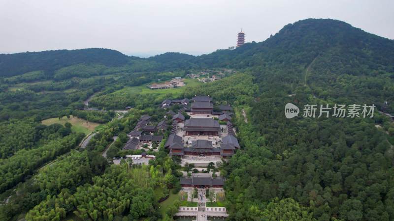 连绵起伏山川丘陵蓝天白云航拍图