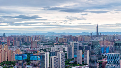 大风后成都的最高楼与远处清晰的龙泉山