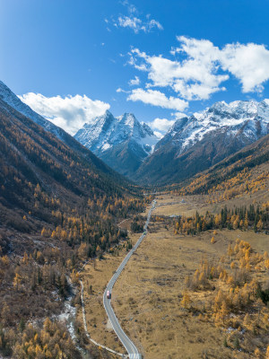 四姑娘山双桥沟景区航拍雪山公路秋景