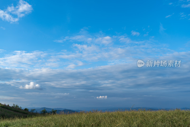 山顶的云景