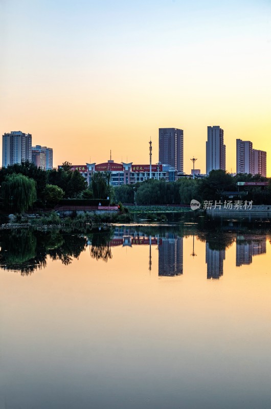 德州龙运湖城市湖畔夕阳下的高楼倒影