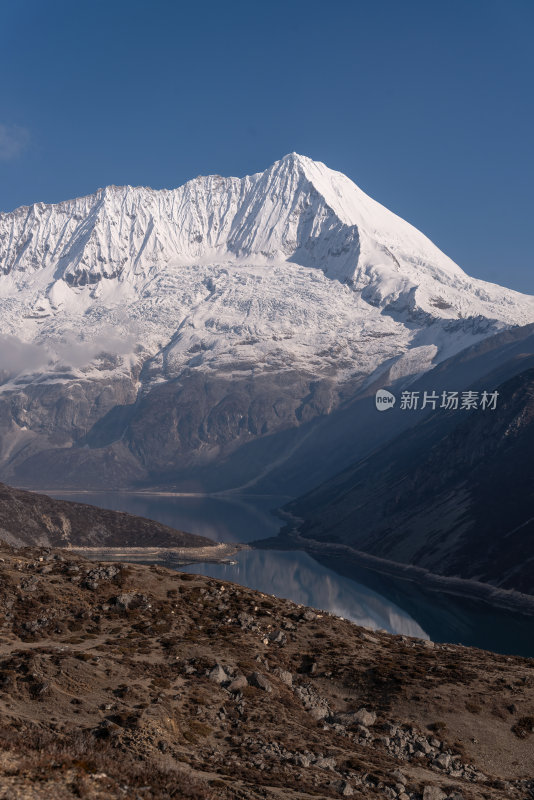 西藏山南洛扎秘境库拉岗日雪山湖泊壮丽景色