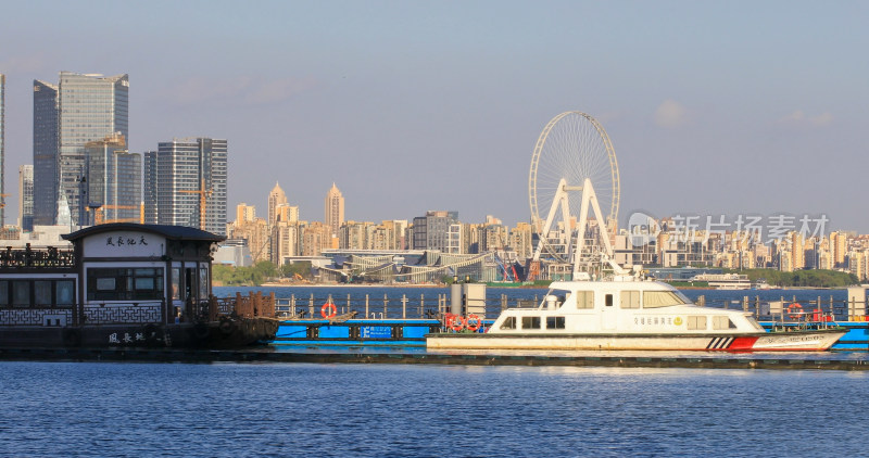 滨湖城市摩天轮与城市建筑群