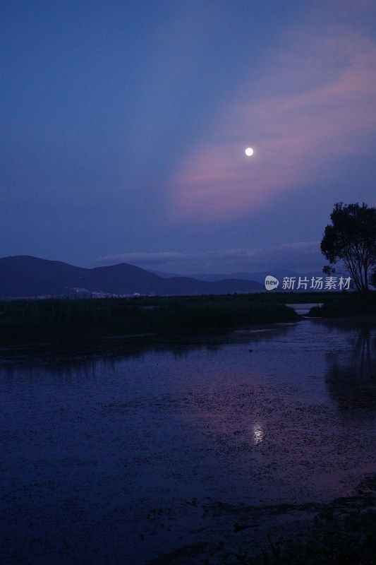 月下的湖水与山峦构成静谧夜景