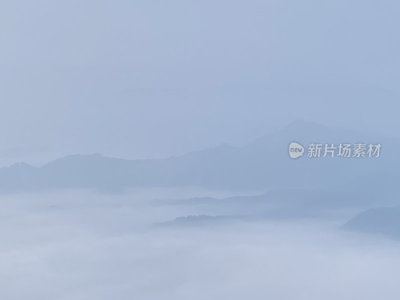 山顶眺望云雾缭绕的群山景观