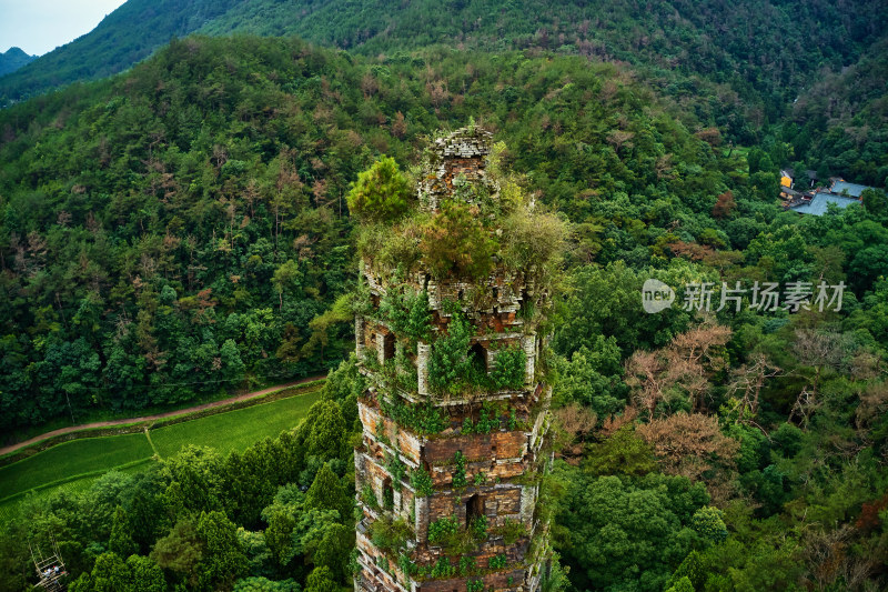 群山环绕的古塔