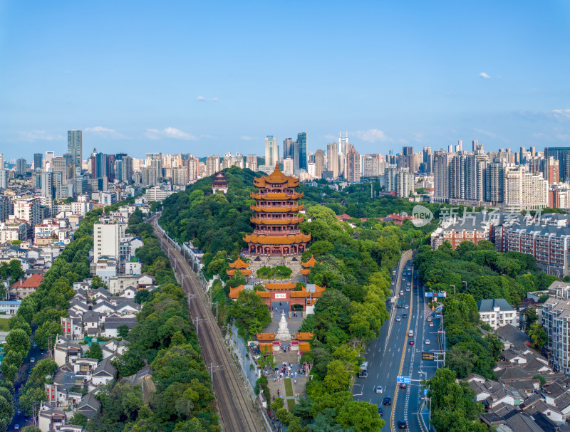 夏季航拍武汉黄鹤楼景区与城市天际线风光