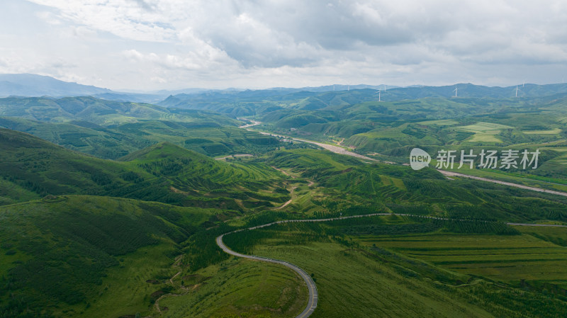 绿意盎然的山间公路航拍风光