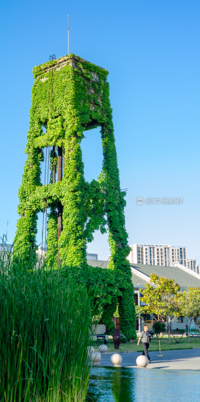 青岛纺织谷爬满绿植的高塔景观