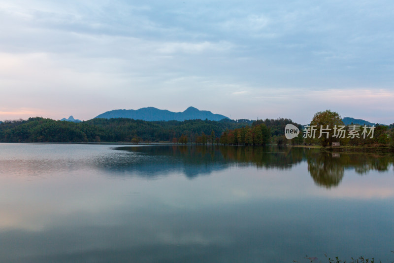 宁静湖面与远山的自然景观